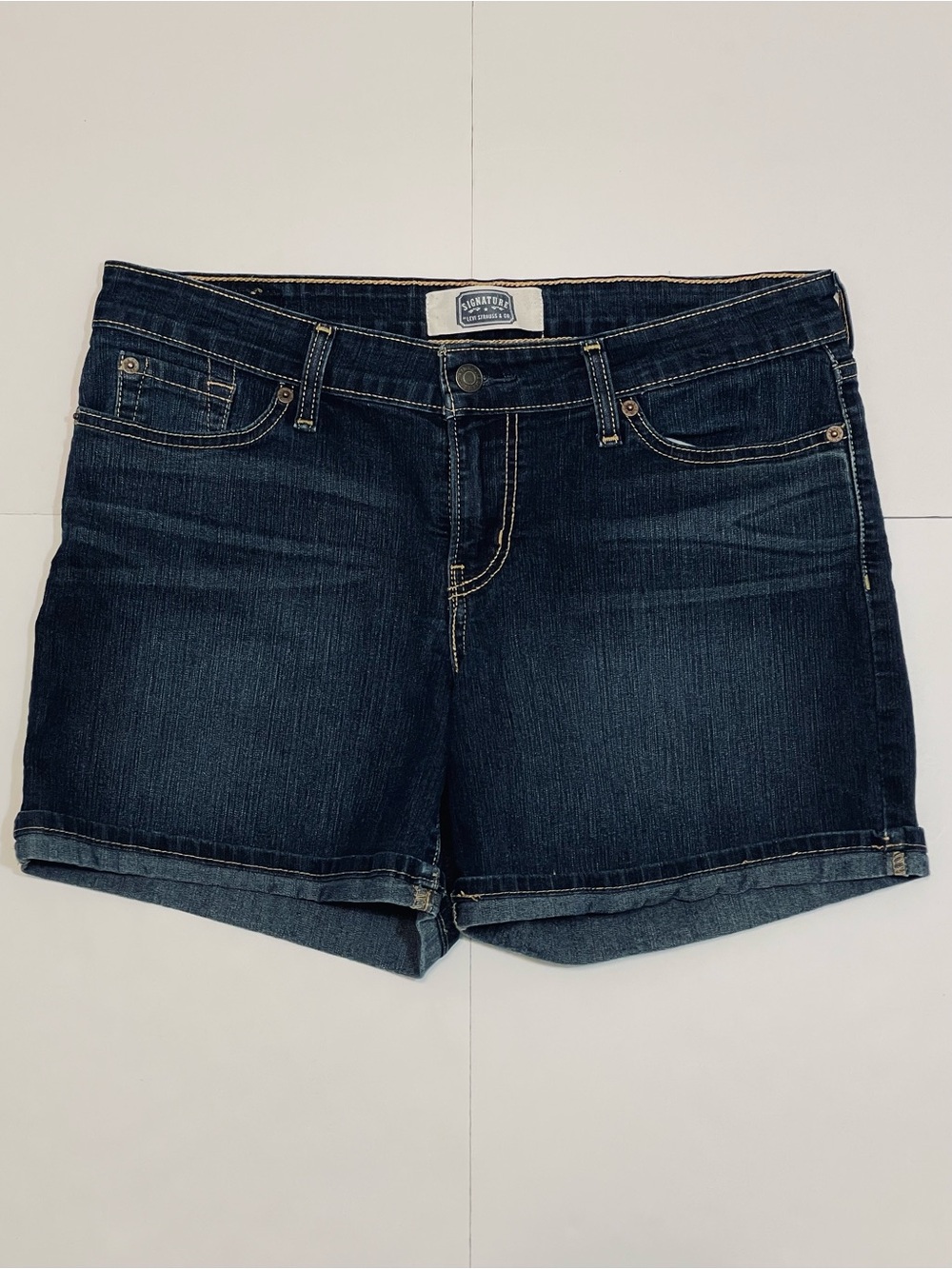 Levi’s Signature Women’s Dark Wash Denim Jean Shorts Size 6